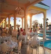 רנאוויי ביי Super Fun Beach Resort & Spa (Adults Only) מלון